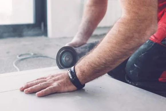 Person schneidet Fliesen